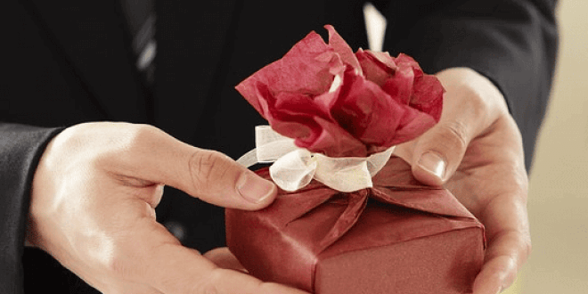 How To Send A Corporate Gift That Leaves A Good Impression In Singapore? - Happybird