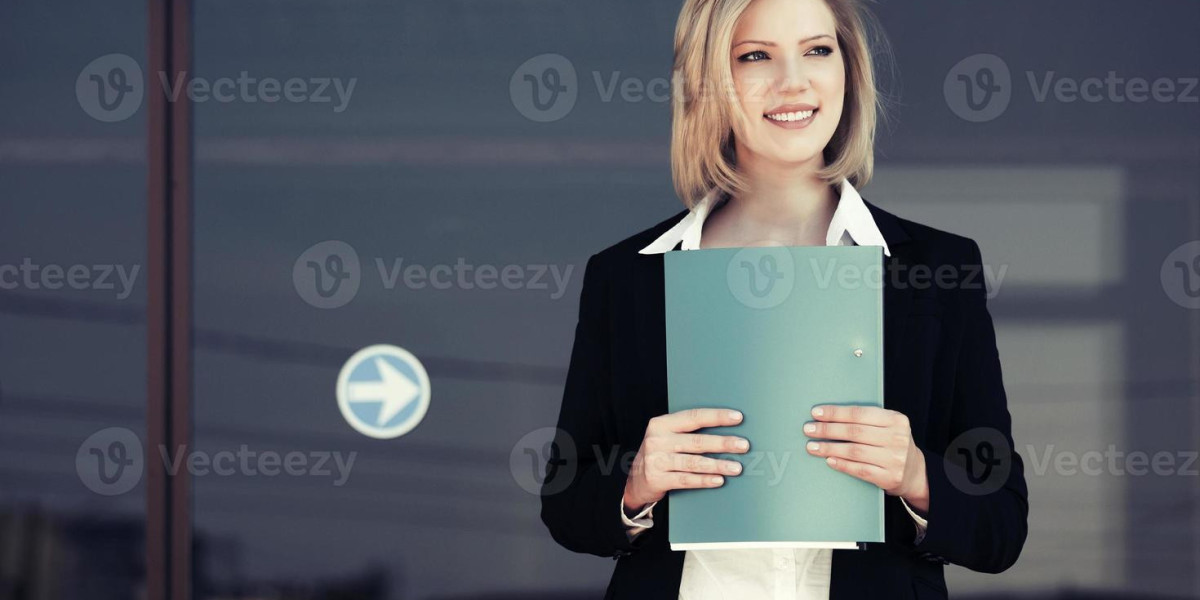 The Cornerstone of Success: Why Engaging the Best Immigration Solicitors is Non-Negotiable for UK Relocation